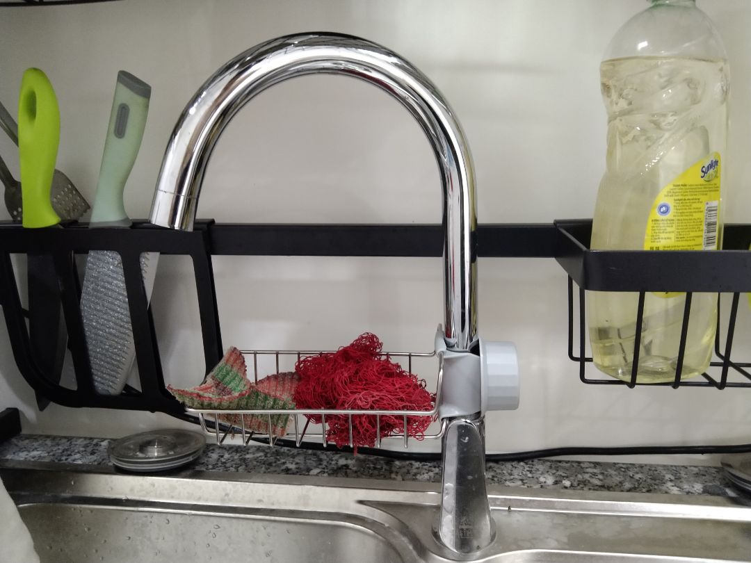 xài ổn đúng như miêu tả, có điều vòi nước mình dạng xoay nên kệ cũng xoay theo luôn