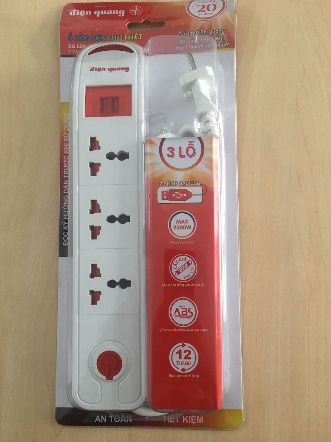 Hàng đóng gói cẩn thận, sản phẩm chắc chắn, tiện lợi vì có cái lổ phía sau để treo tường, khoá an toàn, sạc usb. Mình dán thêm vài em sticker cho thêm long lanh, dễ thương cực luôn.