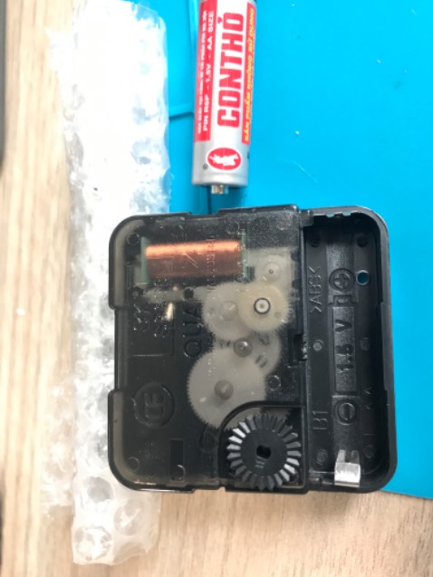 Sản phẩm nhận thực tế không giống quảng cáo trên website: pin con thỏ, ruột đồng hồ khôngg có chữ Eastar( thực tế SKM S8888).