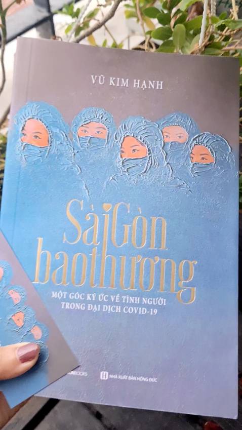 [Sài Gòn bao thương]
Viết về Sài Gòn những ngày gồng mình chống Covid-19, những biến chuyển phức tạp của làn sóng dịch thứ tư đã đánh Sài Gòn trọng thương, những mất mát đau thương của bao gia đình, bao đứa trẻ, những bàn tay vươn ra che chở, giúp đỡ lẫn nhau, lá rách đùm lá nát và những tia sáng ấm áp sau những ngày u tối. 
6 năm kể từ ngày ca nhiễm Covid đầu tiên xuất hiện, ký ức về Sài Gòn bị phong tỏa, tiếng xe cứu thương liên tục vang lên đến nhói lòng, những F0, F1 phải lên đường đi cách ly, có người trở về và có người không thể trở lại, những gói mì, túi gạo, bó rau cứu trợ, những tin nhắn động viên nhau, những thông điệp 5K, cách xa 2m cứ thế ùa về qua từng trang sách nhắc nhớ về những năm tháng không bao giờ quên.
Sài Gòn thường ngày là những điều bao la, bao no, bao đẹp, bao bền, bao vui, rồi khi dịch bệnh xảy đến, Sài Gòn đau đớn đến ngã quỵ, khắp nơi trên cả nước dang tay giúp đỡ Sài Gòn, người Việt mình thương nhau, người Sài Gòn thương nhau, cứ thế Sài Gòn bao thương lúc nào hổng hay. Thương chứ, con virus ấy có phân biệt gì đâu, nó cứ ào ào đánh vào sức khỏe, tính mạng, y tế, kinh tế, đời sống của người ta thì chúng ta càng phải thương nhau, nghĩ cho nhau, lo cho nhau, cùng nhau đẩy lùi nó đi. Nó đi rồi nhưng cũng để lại bao tổn thương, đau đớn, Sài Gòn vẫn thương nhau, vẫn tiếp tục đồng hành với những hoàn cảnh khó khăn, cùng nhau vượt qua nghịch cảnh. Cuốn sách đã dành một chương viết về hoàn cảnh hiện tại của những mảnh đời bị sóng covid xô đẩy nhưng đã tìm lại được sự bình an, nuôi dưỡng hy vọng bước tiếp. Bất giác thấy lòng mình ấm áp đến lạ.
#saigonbaothuong