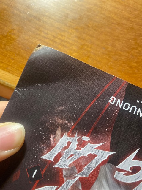 Sách mới ok nhma mới mở ra đã quăn mép hỏng góc như này. 😭