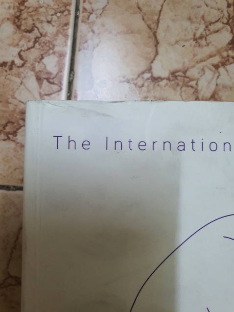 Mình nhận được như là sách cũ, bìa lem nhem đầy vết dơ, và 1 góc thì nhăn như vầy. Mình nghĩ tiki đã giao sách cũ cho mình. Mình chưa đọc sách, nhưng cảm thấy thất vọng với đợt sách này quá, ko biết còn cảm hứng để đọc cuốn này ko