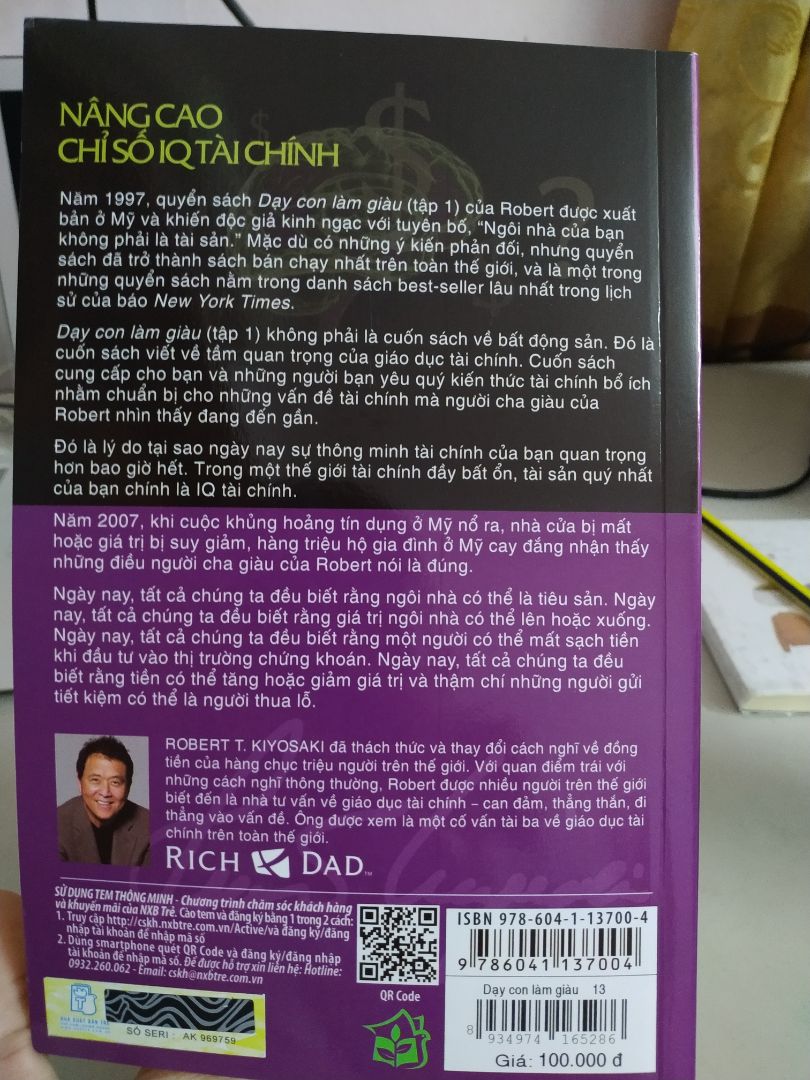 Sách hay nhé, có cả review của Donald J.Trump :))). Dịch vụ Tiki không làm mình thất vọng: Sách mới+ siêu rẻ+ giao hàng nhanh, anh giao hàng thân thiện ( đội kưa để giao hàng cho mình). Cảm ơn Anh, cảm ơn Tiki