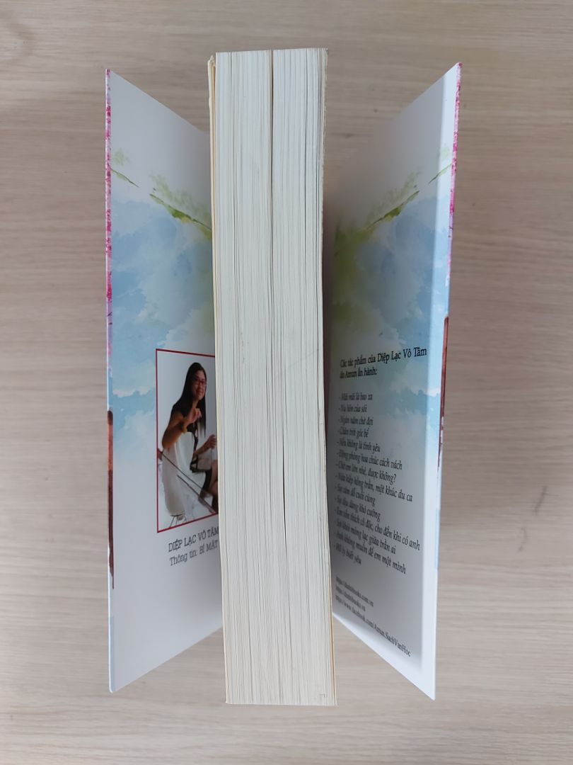 Nhìn mấy bn có bookmark, postcard và màng co làm mik pùn Tiki lắm lun ý!!!! Sách mik đặt chẳng có đầy đủ những thứ trên mà còn rách với dơ nữa chứ¡¡ Giao sớm hơn dự kiến nhiều nhưng chất lượng bên ngoài hok ok chút naof~~~ (-̩̩̩-̩̩̩-̩̩̩-̩̩̩-̩̩̩___-̩̩̩-̩̩̩-̩̩̩-̩̩̩-̩̩̩)
Bù lại thì dù sao mik mua vì nội dung bên trong nên hok giận đến nỗi đánh 1 seo. Tất nhiên là nội dung cún sách của Diệp Lạc Vô Tâm viết là khỏi phải bàn. Hay qué xá lun!!!!! Mong lần sau Tiki chú ý và cẩn thận hơn nhek.  ( ╹▽╹ )