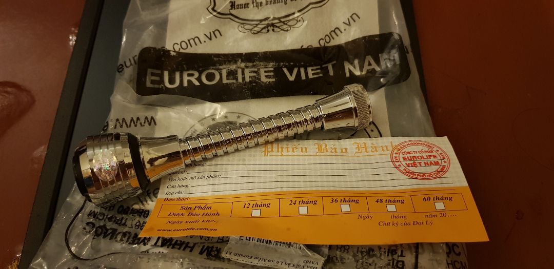 Mình mới nhận cái này chiều nay. Mua từ TIKI Trading. 120k, tính luôn phí ship. Vòi 360 nhưng bẻ qua hướng nào thì phải dùng tay giữ luôn vòi hướng đó, nếu không nó sẽ thẳng trở lại. Chẳng biết nó được sản xuất như vậy, hay cái này bị lỗi. Nếu nó được sản xuất như vậy thì ghi rõ cho khách hàng biết để khỏi tốn tiền mua. Vì mỗi lần xài thì 1 tay phải giữ vòi nước còn lại 1 tay làm được gì. Còn nữa, mỗi lần bẻ vòi sang 1 hướng, thì nước xịt ra tùm lum từ chỗ giữa dây vòi với khớp nối với vòi nước trên bồn. Không biết sản phẩm này được làm ra để làm gì. Một sản phẩm lỗi lung tung như vậy mà cũng đưa lên bán.