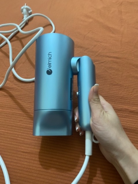 Có 3 chế độ mát, ấm vừa, ấm. Sấy chế độ 3 cho tóc dài mỏng chỉ mất 5p. Máy ion âm nên cảm giác tóc ko bị khô. Máy khá nặng.