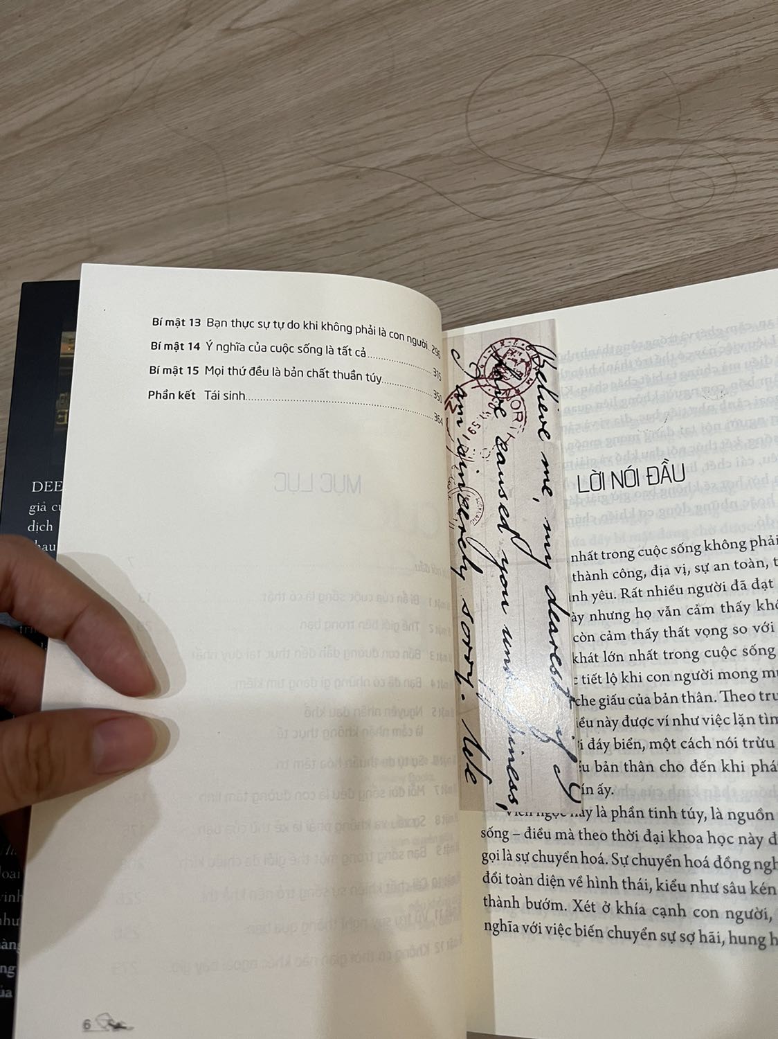 Đúng là sự ship hàng nhanh đỉnh cấp của Tiki luôn làm mình rất hài lòng! Sách thì bìa ngoài có vẻ ko đc mới lắm nhưng đc cái là ko bị gập góc còn giấy thì lạ lắm mịn mượt trơn láng sờ thích tay cực luôn! Đọc qua mục lục thì thấy giống với những sách về Luật hấp dẫn và tâm thức con ng! Hi vọng sẽ có thêm nhiều điều mới thú vị! CẢM ƠN TIKI! CẢM ƠN X3