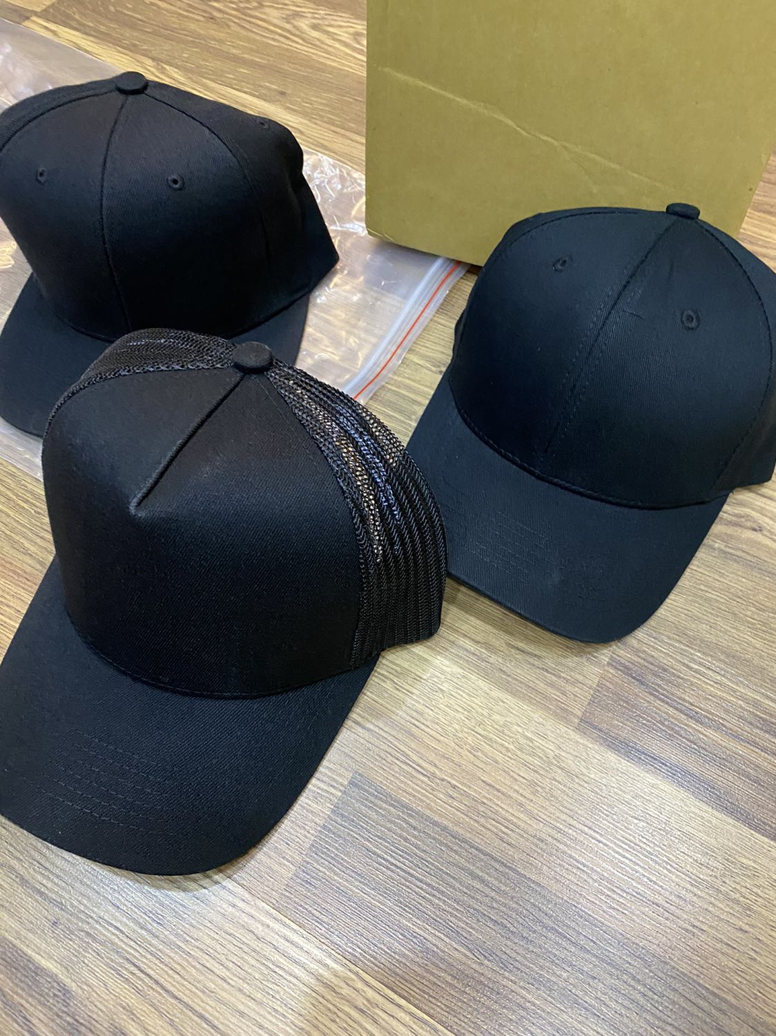 Nón trơn đen mua bên bạn đẹp quá . Bền cực kì. Nay mua thêm ở tiki vì có voucher ;))