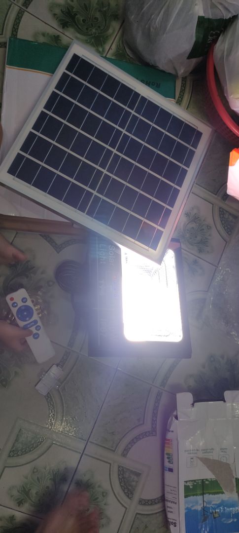 Đèn mới rất sáng. Pin to, đầy đủ tắc kê, ốc bắt. Giao hàng nhanh hơn lịch dự kiến. Nhà cung cấp bọc 2 lớp chống sốc rất chuyên nghiệp. Anh nhân viên giao hàng vui vẻ, chuyên nghiệp (gọi điện thoại hẹn trước).