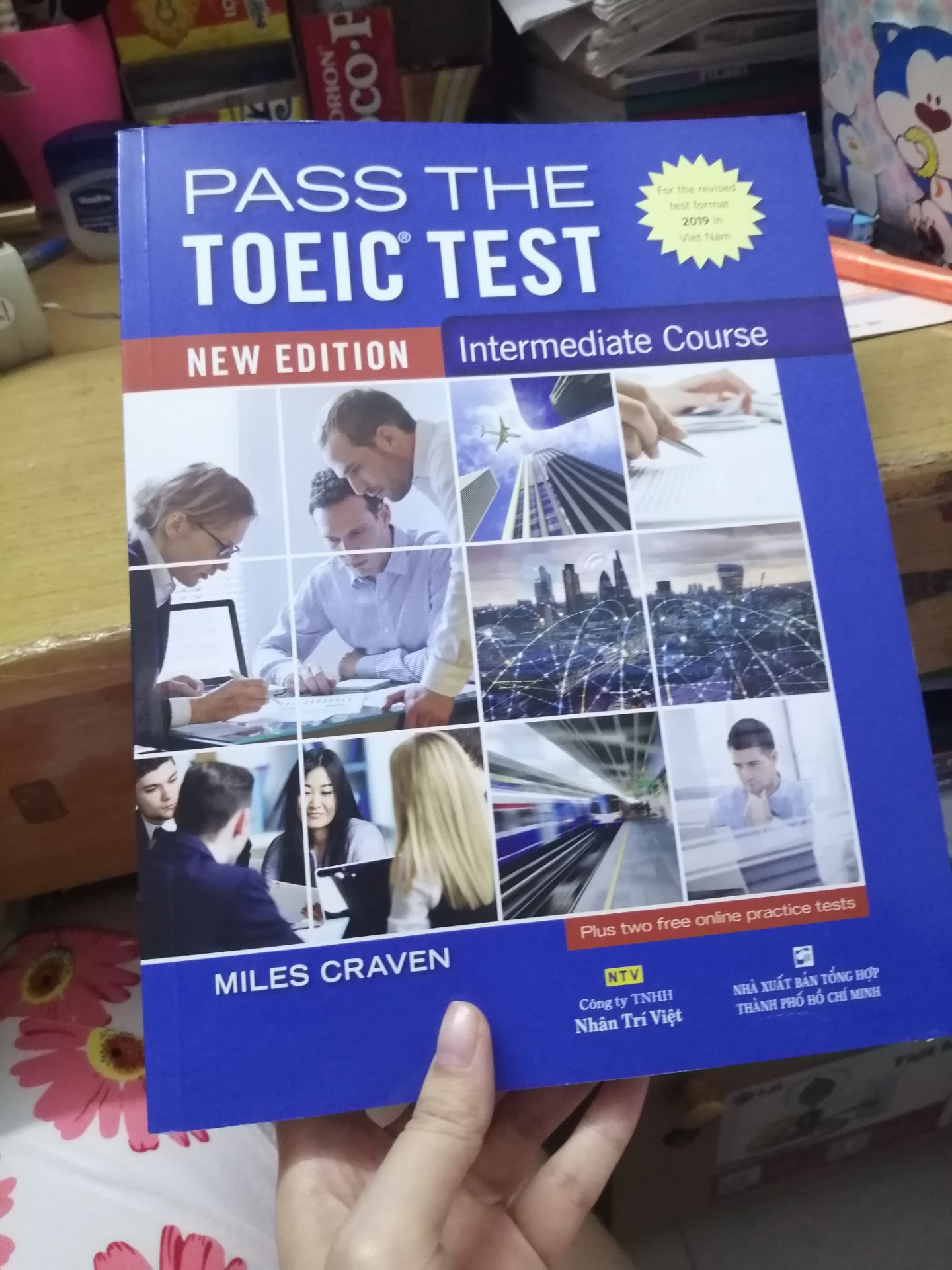 Giấy của sách đẹp, mịn, in nét rõ ràng. Phần scripts với đáp án nằm trong 1 quyển nhỏ phía sau sách. Sách không kèm cd nhưng có thể tìm file nghe trên mạng khá dễ dàng. Mua được ở đợt sale 91% nên giá rất rẻ, siêu ưng.