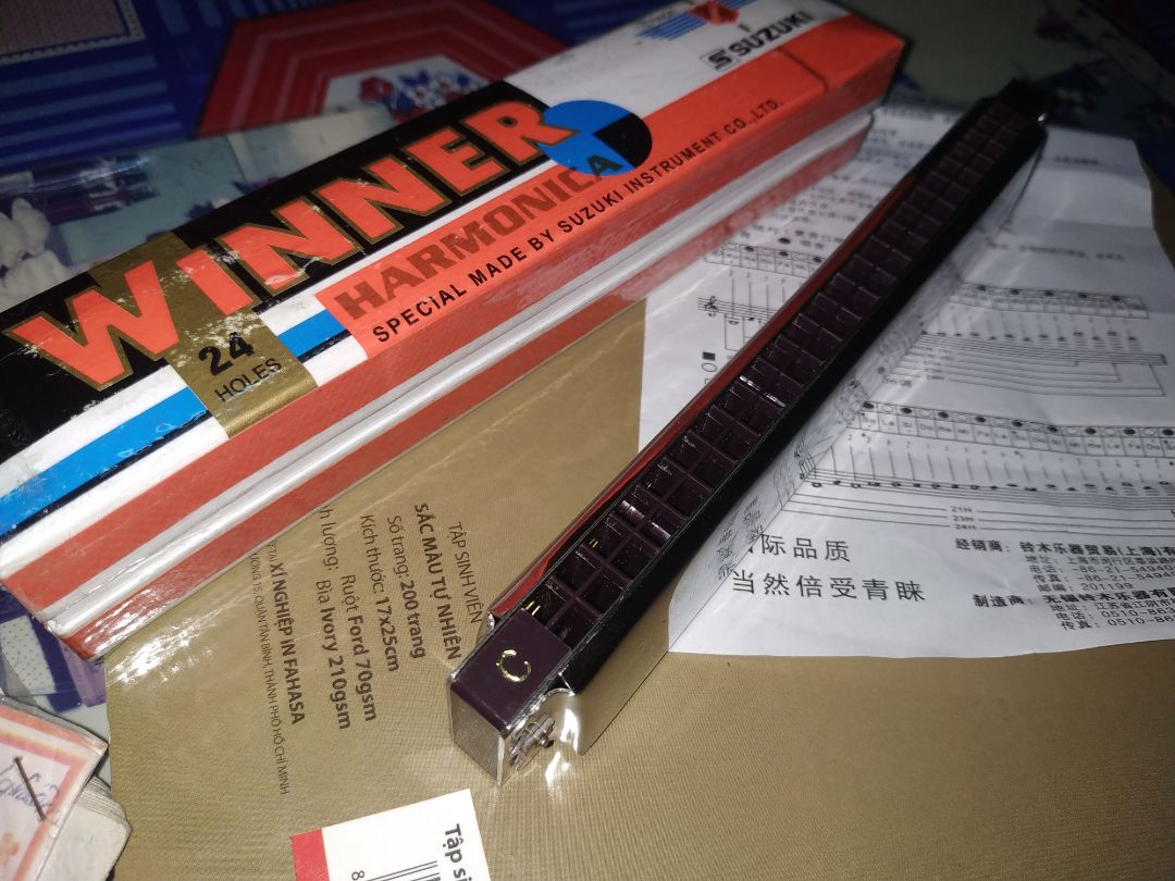 quá ngon, hàng đẹp cầm chắc tay, hộp đựng bằng giấy cứng lấy băng keo bao lại là đựng ngon lành, kèn gia công không có chi tiết thừa, chất âm thì trên Youtube có nói chứ mik cũng beginner th, ngoại hình vầy là ngon r, so vs suzuki study 24 thì cái này k có sơn màu chỗ nốt đô nên có vẻ hơi khó cho ng mới tập cơ mà cũng chẳng cần lắm tập 1 tí là quen à ?
