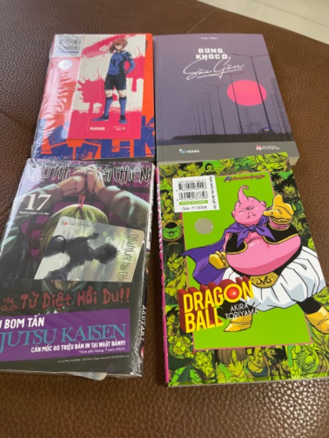 Mua 4 sách truyện, cuốn Dragon Ball mở ra đã thấy tháo bọc plastic và ko có Postcard kèm truyện???