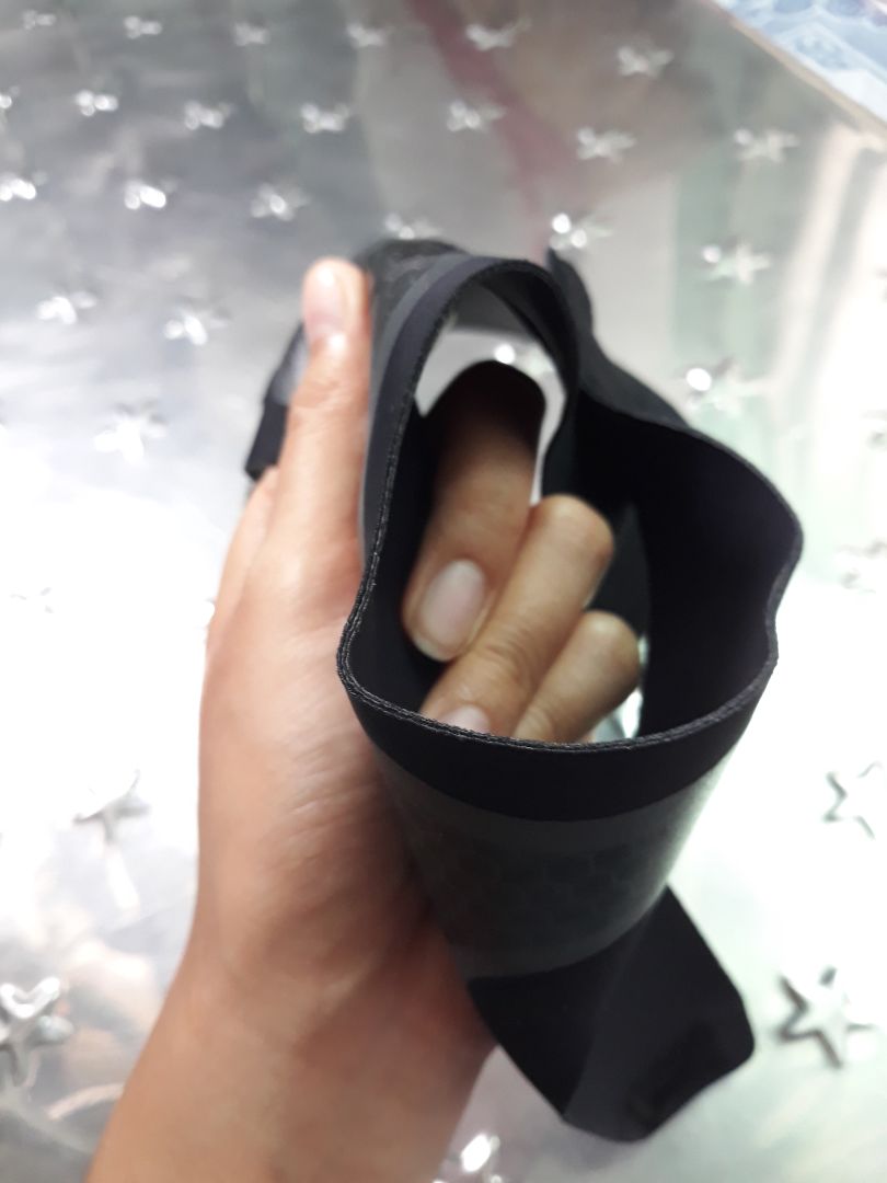 Mình tập nhảy bị lật bàn chân, đặt hàng sau hơn 1 tuần mới giao dù thấy đơn hàng đã đóng gói xong. 
Mình mang giày Bitis size 39 đặt sp size L thấy thoải mái. Sản phẩm hơi hôi mùi, dày vừa vừa, tạm được so với giá 182k/ đôi.