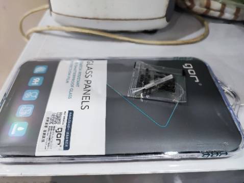 Đầy đủ phụ kiện để dán, miếng dán trong, dùng ok, hài lòng!