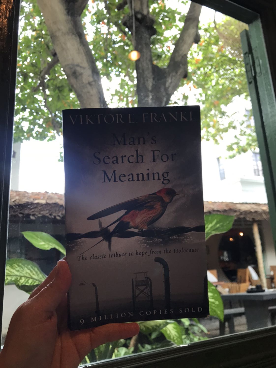 Tuy nhiên mình nghĩ mọi người nên đọc bản tiếng Việt, vì bản tiếng Anh có nhiều thuật ngữ chuyên môn và tâm lý học, triết học, đọc sẽ lâu hơn và độ thẩm thấu sẽ chậm hơn.