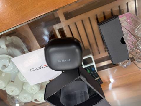 Giao hàng rất nhanh, đặc biệt đóng gói kỹ luôn. Màu sắc mạnh mẽ và sau một tuần trải nghiệm mình thấy tai nghe rất nhẹ, dễ mang theo . Âm thanh thì khỏi chê roài. rất hay luôn. Pin sử dụng được lâu, kết nối ổn định & khả năng chống nước tốt.