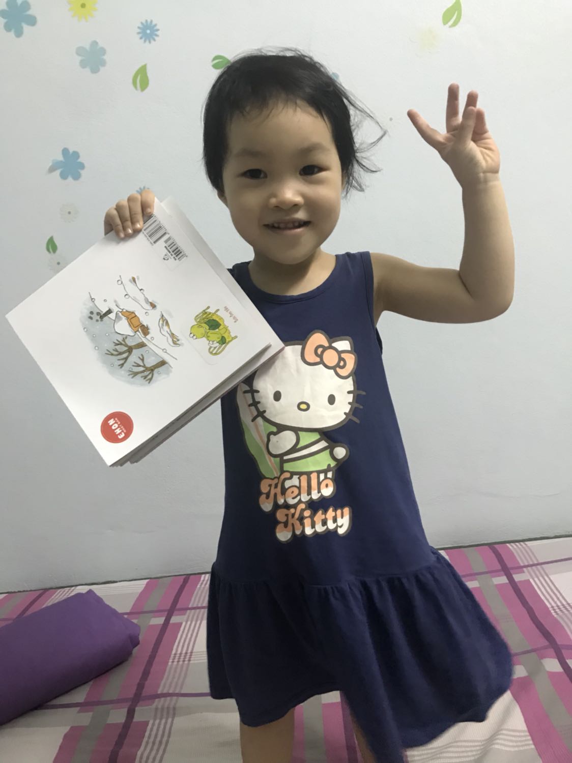 Bộ sách này bé nhà mình rất thích, còn muốn ôm đi ngủ. Mầu sắc, hình ảnh tươi sáng, rõ nét, nội dung thú vị.