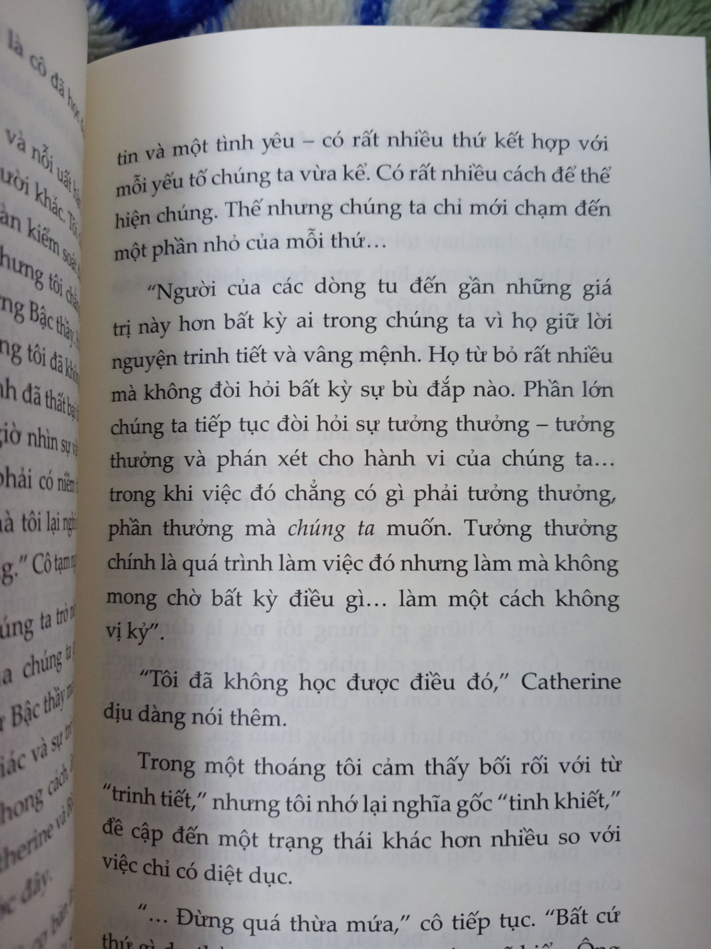 Thấy lỗi font khá nhiều. Lúc đầu đọc cũng hơi ngờ vực do mấy nay khác xa về những gì mình bt quá. Có đoạn khá giống với bên Phật như là tích đức cho kiếp sau. Mình nghĩ từng câu chuyện của Catherine giống như là đại diện cho từng bài học r giải thích kĩ càng vậy, chả khác nào dg ở trong lớp học :v có nhiều từ đọc khá khó hiểu, chắc do dịch từ tiếng anh nên vậy