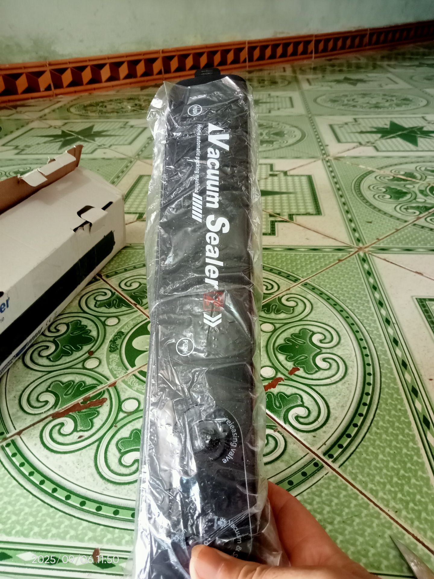 Đóng gói cẩn thận, hàng đẹp, chắc chắn, quạt mạnh khỏe nhưng tiếng gió kêu to, nhà sản xuất hãy khắc phục lại bộ cánh để êm hơn