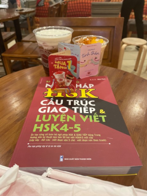 Nội dung phong phú, câu dịch trong sách hay, có đáp án rõ ràng, có giải thích. Bài tập từ dễ đến khoa ( sách bài tập cũng cố ngữ pháp HSK sách màu đỏ) cuốn sách màu vàng thì không có giải thích bài tập khó