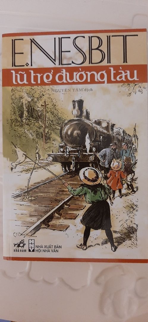 Vui vẻ, êm đềm là ấn tượng về cuốn truyện này. Bìa sách cũng đẹp, có điều chỉnh sửa 1 chút là đỉnh luôn (màu miếng vải dùng làm cờ vẫy là màu đỏ)!