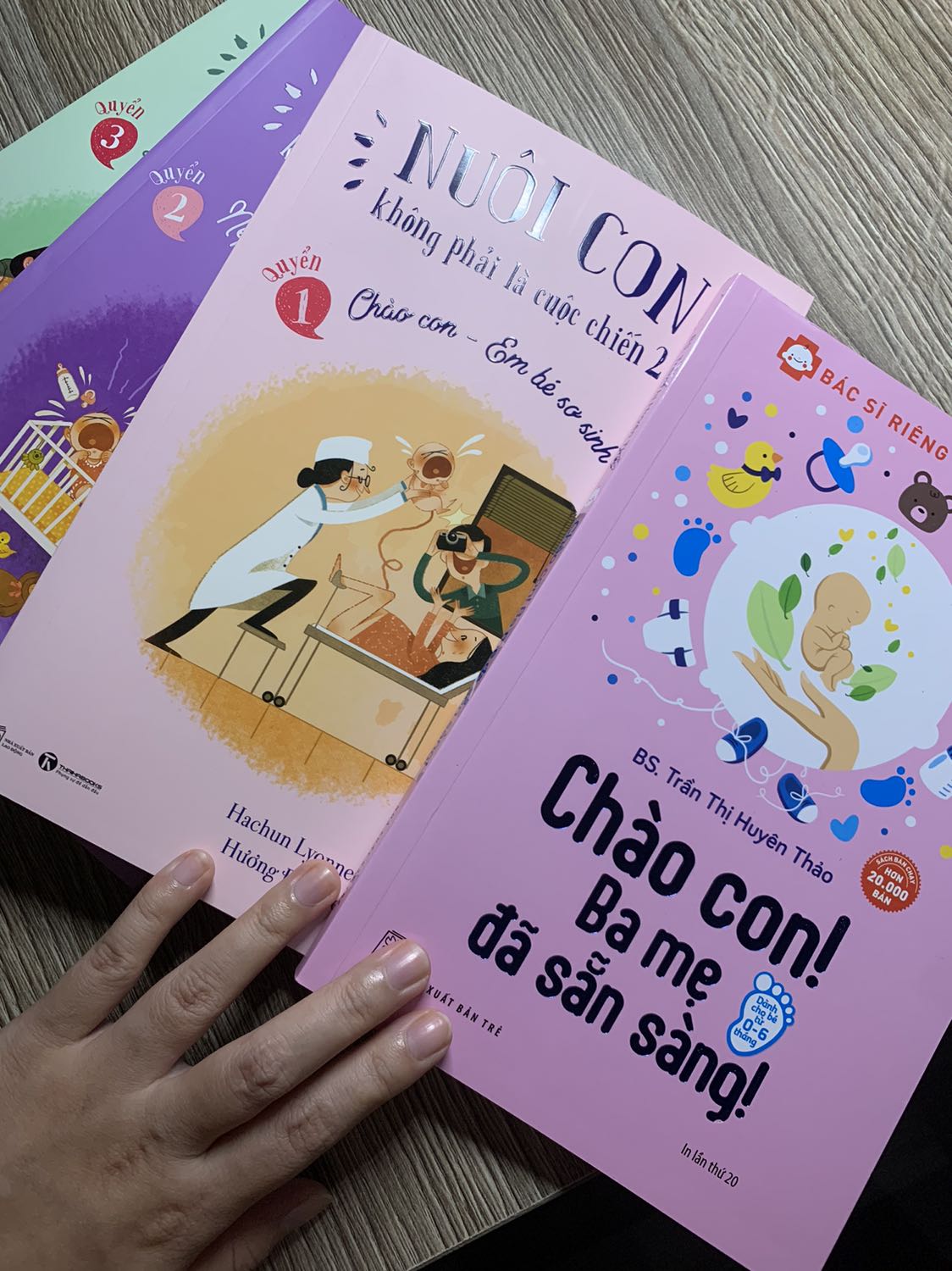 M mua bộ 4q gồm 3q Nuôi con + 1q Chào con!... 331k. Theo mình chất lượng giấy khá tốt, mực in rõ, có tặng 1 cuốn sổ mini. Mình hài lòng về sp, có khâu giao hàng thì mất gần 1 tuần mới giao, mn đừng mong quá r sốt ruột như mình! okela nhaz