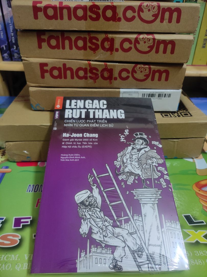 Sách Fahasa giao cho mình đóng gói tốt, còn màn co nên rất mới, thời gian giao hàng đúng như dự kiến. Mình mua lúc sale nên giá cũng khá phải chăng. Sách này liên quan đến kinh tế và sự phát triển nên bạn nào quan tâm thì nên xem qua cuốn này nhé!