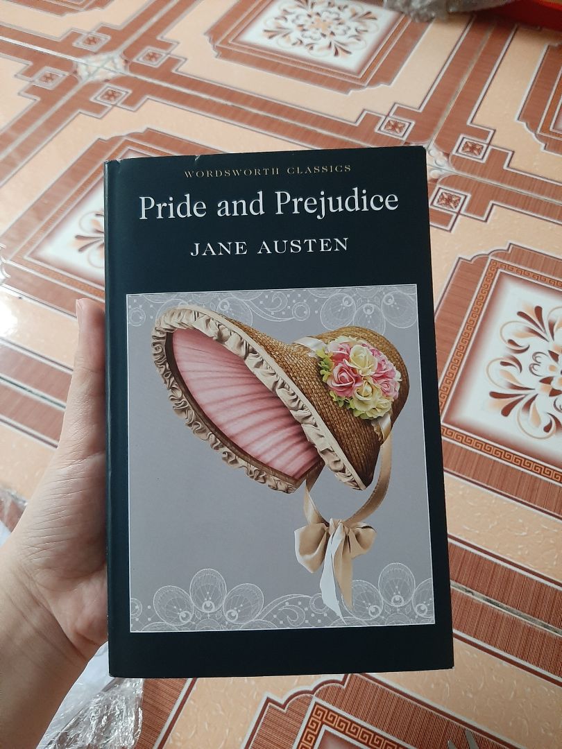Giao hàng hơi lâu và ship hơi cao xí, tận 35k. Nói chung tổng thể sách ổn, bìa có vài chỗ bị như hình mình chụp, đa số mấy quyển này khi mình mua về đều bị. Nhưng bên trong thì vẫn đẹp bình thường nên cũng không sao. Đã sưu tầm sắp xong còn mỗi quyển Emma nữa thôi :)