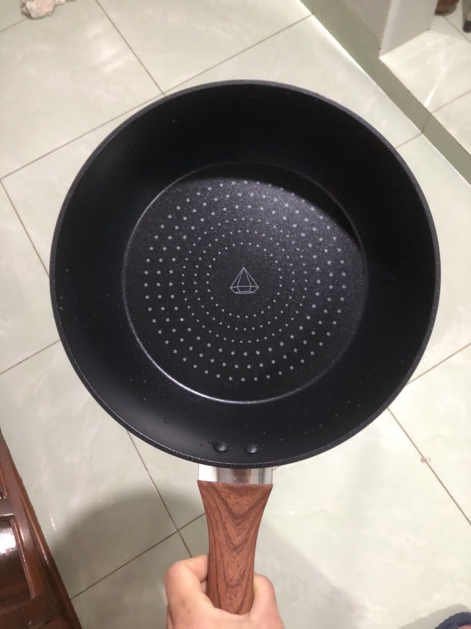 Sản phẩm giao nhanh, đóng gói chắc chắn
Chảo cầm nặng tay, nắp kinh nặng vừa tay ko bị phụt hơi nước. Mình mua size 26cm nhưng chảo sâu lòng hơn những loại khác nên thể tích lớn hơn hẳn. Mình rất thích