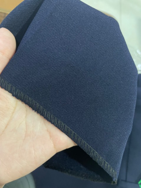 Mình mua với giá 2xx nhưng mà mình thấy mắc, quần sót khá nhiều chỉ thừa. Đặc biệt vải này phù hợp cho học sinh thôi, đi làm văn phòng mặc không hợp. Màu xanh này khá sáng, xanh đen như trên hình ổn hơn