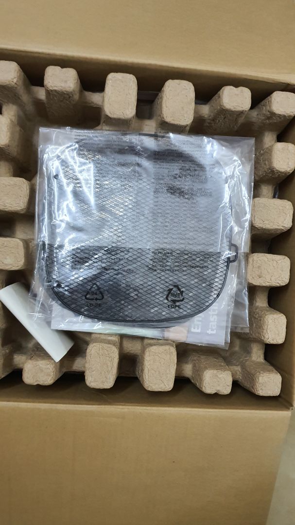 Nói về kiểu dáng, chất liệu sản phẩm quả thật phillip xứng đáng với giá tiền. sản phẩm rất chất lượng. so với các sản phẩm khác Philip vượt trội vì có khay lót riêng dễ vệ sinh. Tuy nhiên, so với các dòng sản phẩm khác loại nồi này hộp chưa k khít với nồi mà hở theo hình. Theo chủ cửa hàng thì dòng sp này đều hở. vì để thoát khí dễ dàng hơn. một số thông tin chia sẻ. Xin cám ơn Shop Cường Việt và Tiki đã hỗ trợ.