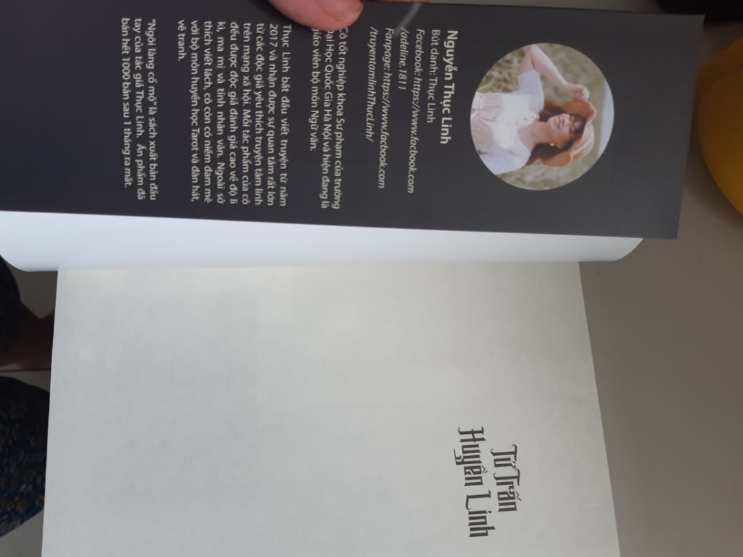 cuốn này mình đã chấm nó ngay khi vừa thấy nó được bán ở tiki, mình đã đọc rất nhiều tác phẩm của tác giả Thục Linh nhưng đây là cuốn đầu tiên mà mình đặt mua, thật sự cảm thấy rất hồi hộp vì mình đã từng coi qua review của truyện. Sách được ship tới rất đẹp nha, được bọc trong bao nilon kĩ càng, lúc mở ra thì còn thoang thoảng mùi giấy mới, góc sách k có dấu hiệu bị hoen ố, sẽ tiếp tục ủng hộ tikiii