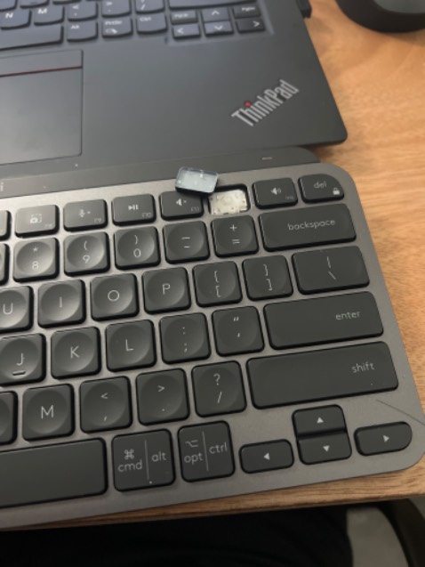 Bàn phím dùng được vài ngày đã rớt nút, yêu cầu đổi hàng.
Hàng mắc tiền mà bị vậy quá chán @@