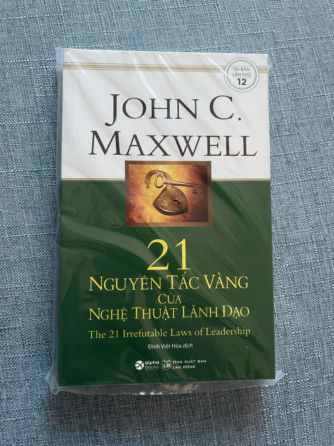 Mua râu ông nọ mà giao cằm bà kia. Anyway, hay hổng bằng hên, vì cuốn đặt mua là đặt nhầm, đã mua trước đây rồi, mà xin huỷ đơn ko được.
Nên cho 5* luôn, he he.