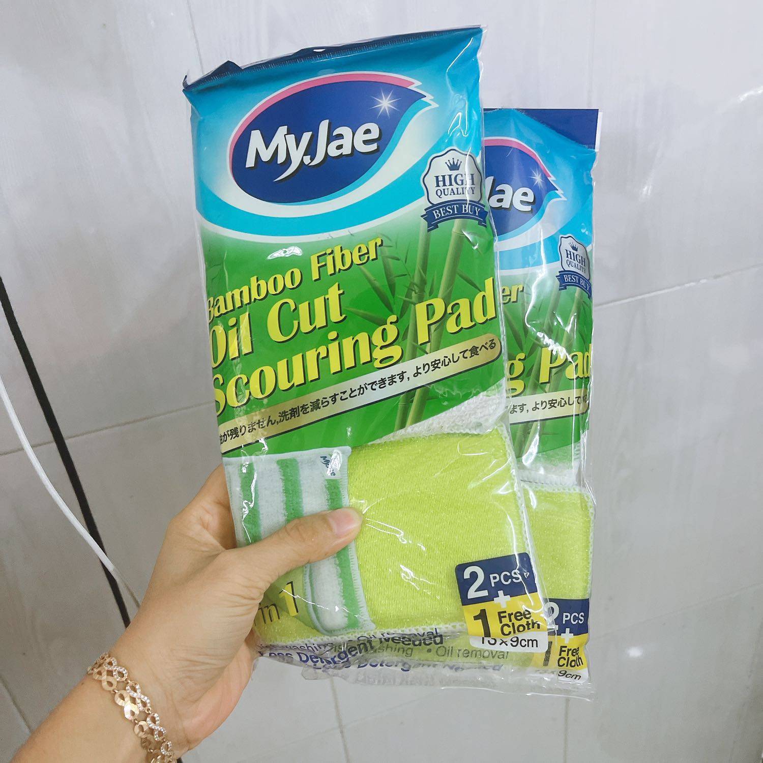 Miếng rửa chén mềm, êm tay.. tạo bọt nhiều... mua được giá tốt.. nói chung là hài lòng ghê.. giao hàng nhanh, shipper dễ thương cực kì