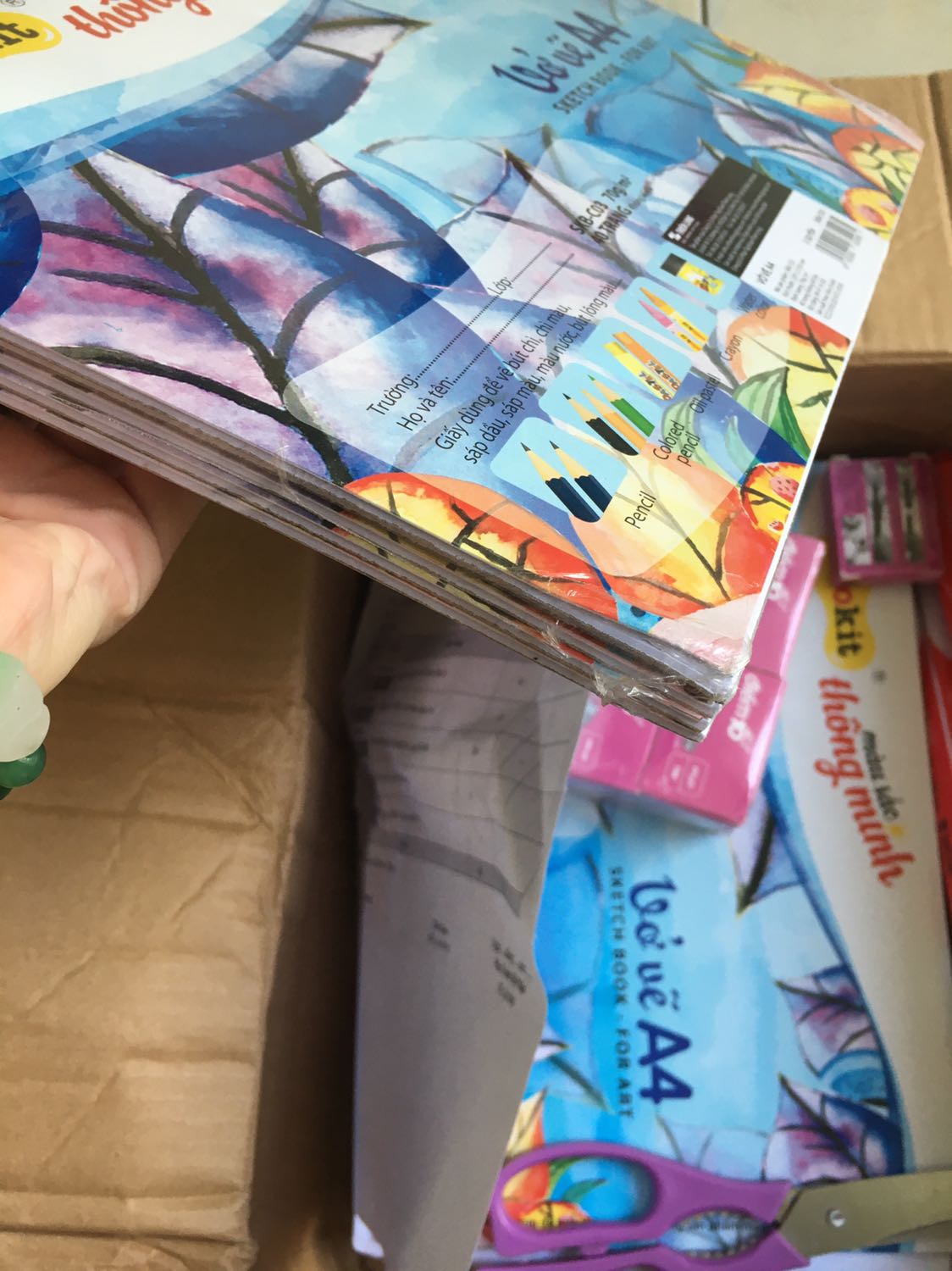 Hàng giao cực kỳ lâu, mình phải chủ động liên hệ với shop để nhắc giao, thùng hàng móp méo, cong vênh góc sách vẽ, nền giấy trắng hơn so với các loại giấy vẽ trc đây là màu hơi vàng.