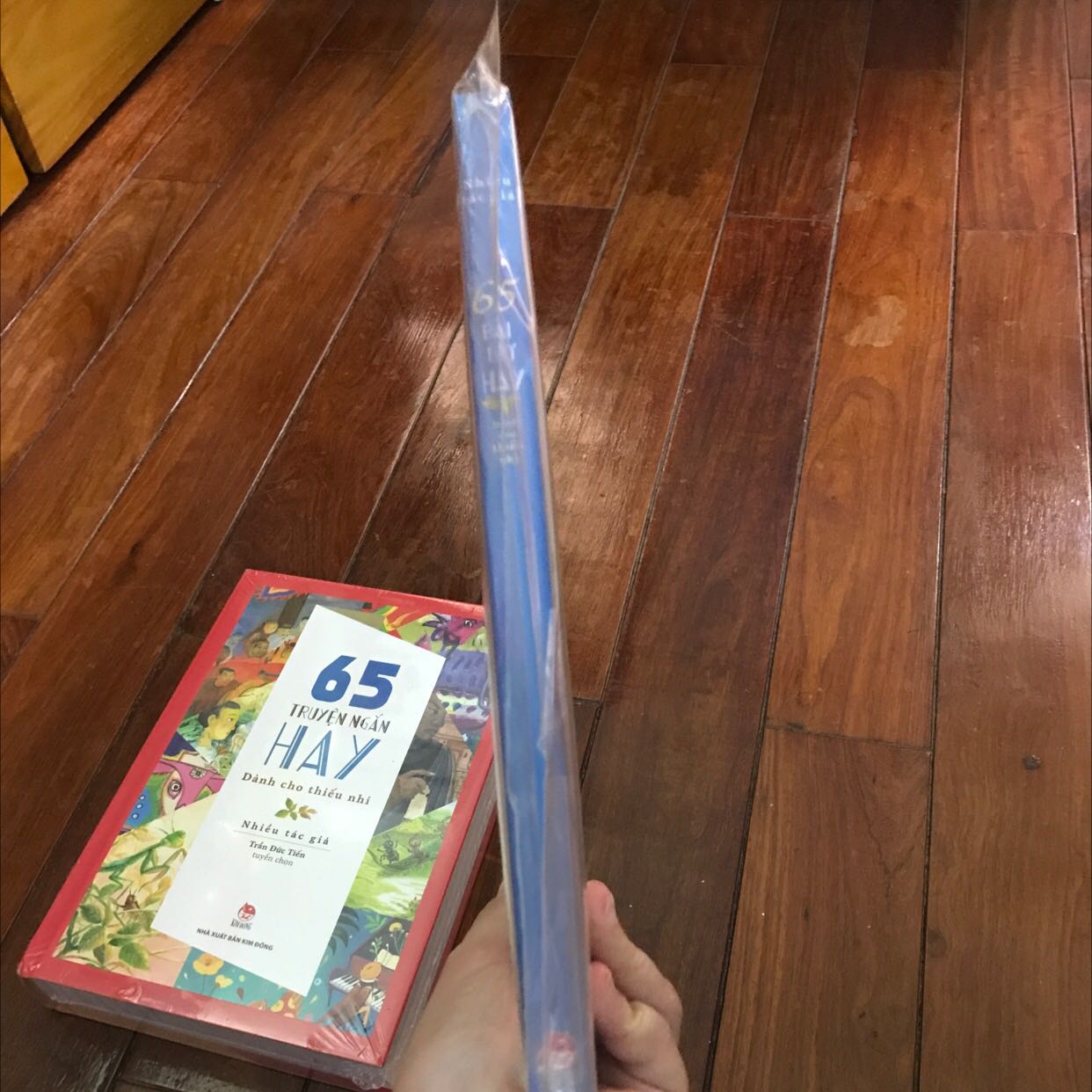 65 bài thơ hay dành cho thiếu nhi là tác phẩm văn học kỉ niệm 65 năm thành lập nxb Kim Đồng. Tác phẩm gồm nhiều bài thơ, đồng giao, lời bài hát… với nhiều cung bậc cảm xúc dành cho trẻ thơ. Sách bìa cứng, nguyên bọc nylon, giao đúng hẹn. Mình rất hài lòng với sản phẩm này.