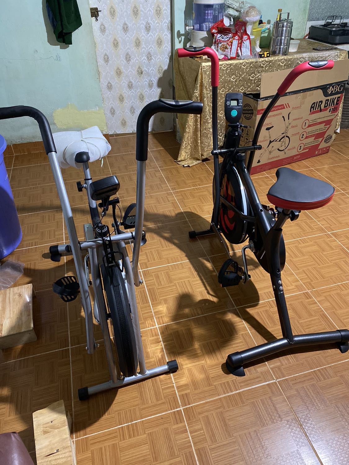 Mua 2 chiếc cả 2 chiếc đều có vấn đề, 1 chiếc thì  đạp hay bị rớt con quay ra làm ko đạp được nữa. 1 chiếc thì nhét con ốc ko vào được vì cái lỗ
bị méo. Liên hệ shop thì shop nói đem ra tiệm làm giúp. Hàng bảo hành 6 tháng chắc gì đã được bảo hành đâu. Nói chung tạm được thôi chứ ko hài lòng 100% Mua 2 chiếc cả 2 chiếc đều có vấn đề, 1 chiếc thì  đạp hay bị rớt con quay ra làm ko đạp được nữa. 1 chiếc thì nhét con ốc ko vào được vì cái lỗ
bị méo. Liên hệ shop thì shop nói đem ra tiệm làm giúp. Hàng bảo hành 6 tháng chắc gì đã được bảo hành đâu. Nói chung tạm được thôi chứ ko hài lòng 100%