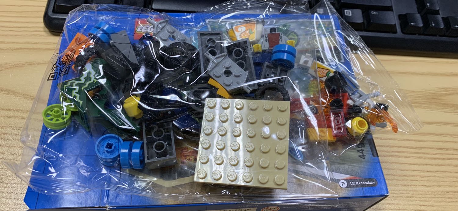 Tiki giao hàng nhanh, đóng gói cẩn thận, sản phẩm đẹp, chắc chắn, chi tiết hơi nhỏ, thích hợp với các bé từ 5 tuổi trở lên. Tuy nhiên giá thành hơi cao so với sản phẩm nên để 4 sao ạ