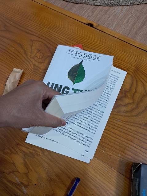 Sách bị bung gáy. Đề nghị cho đổi hàng.
.cập nhật : Đã đổi lại cho mình cuốn khác

Nội dung thì phải nói là xuất sắc. Phải đọc nhé