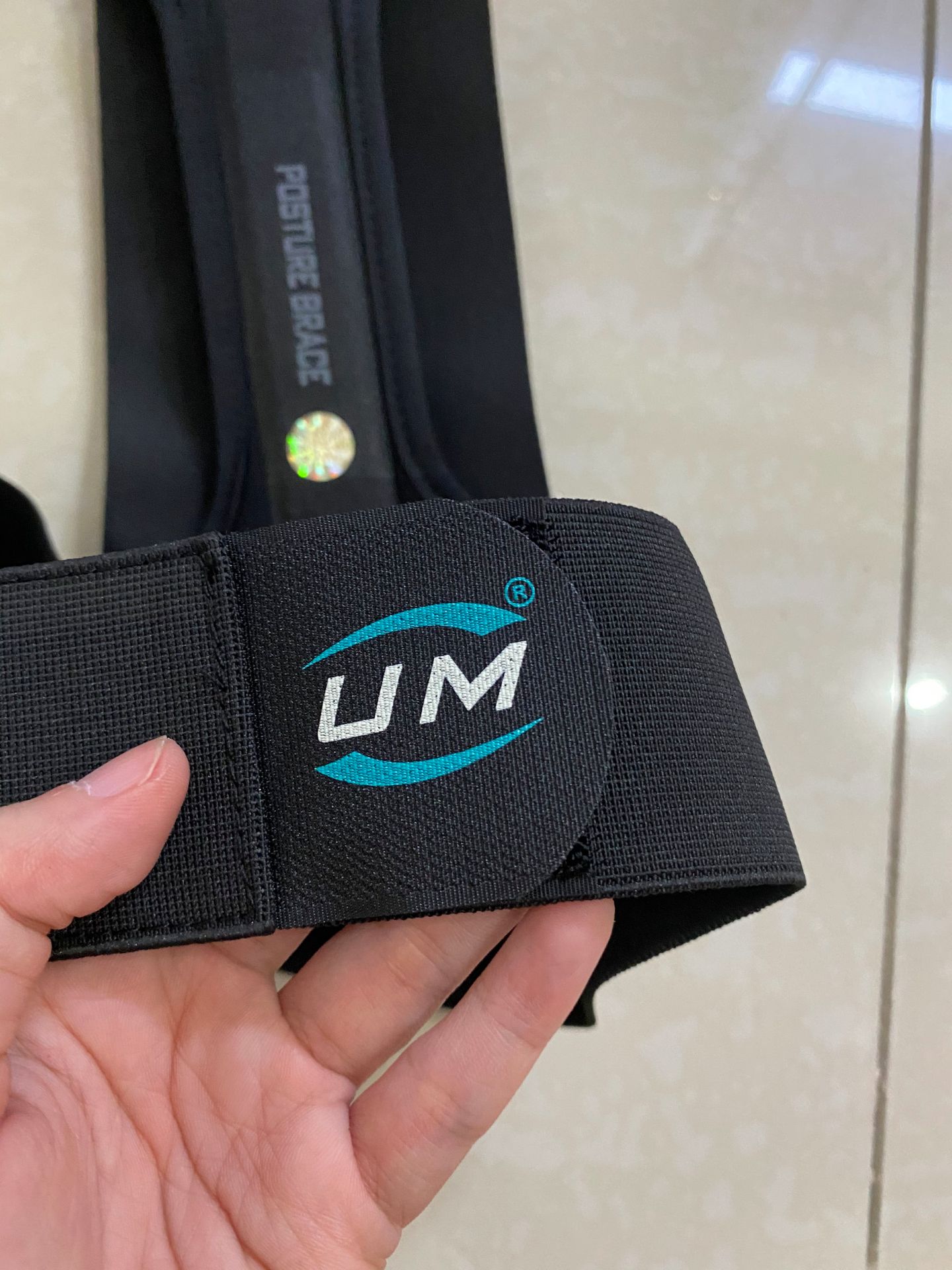 Đóng gói cẩn thận. Tài liệu đầy đủ. Mình sử dụng được mấy ngày rồi thấy giữ dáng tốt, làm việc trên máy tính đỡ đau vai, lưng. À mình phát hiện có cái thanh nẹp ở sau có thể tháo ra được