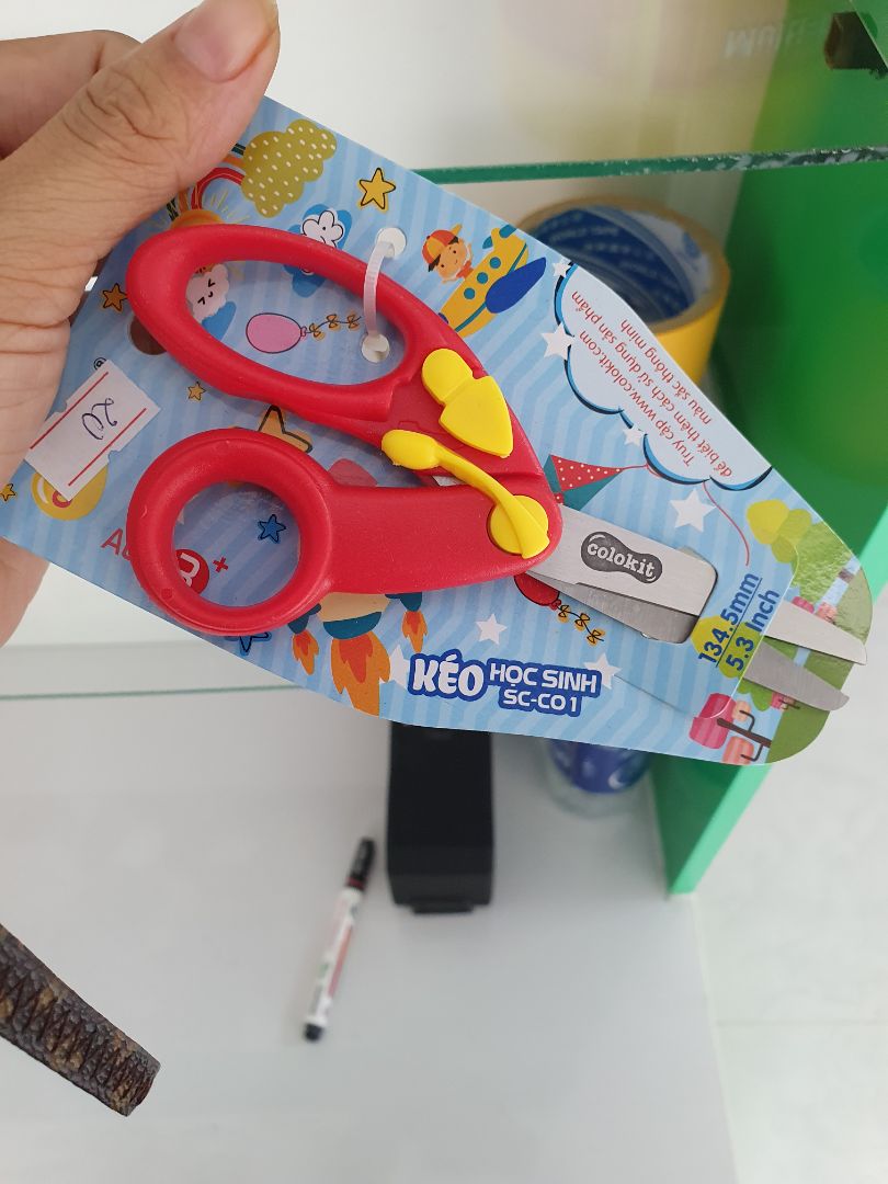 thiết kế phù hợp cho bé. mũi kéo tròn không gây bị thương. lưỡi kéo bén. có thiết kế lẫy giúp bé dễ dàng sử dụng. màu sắc tươi sáng.