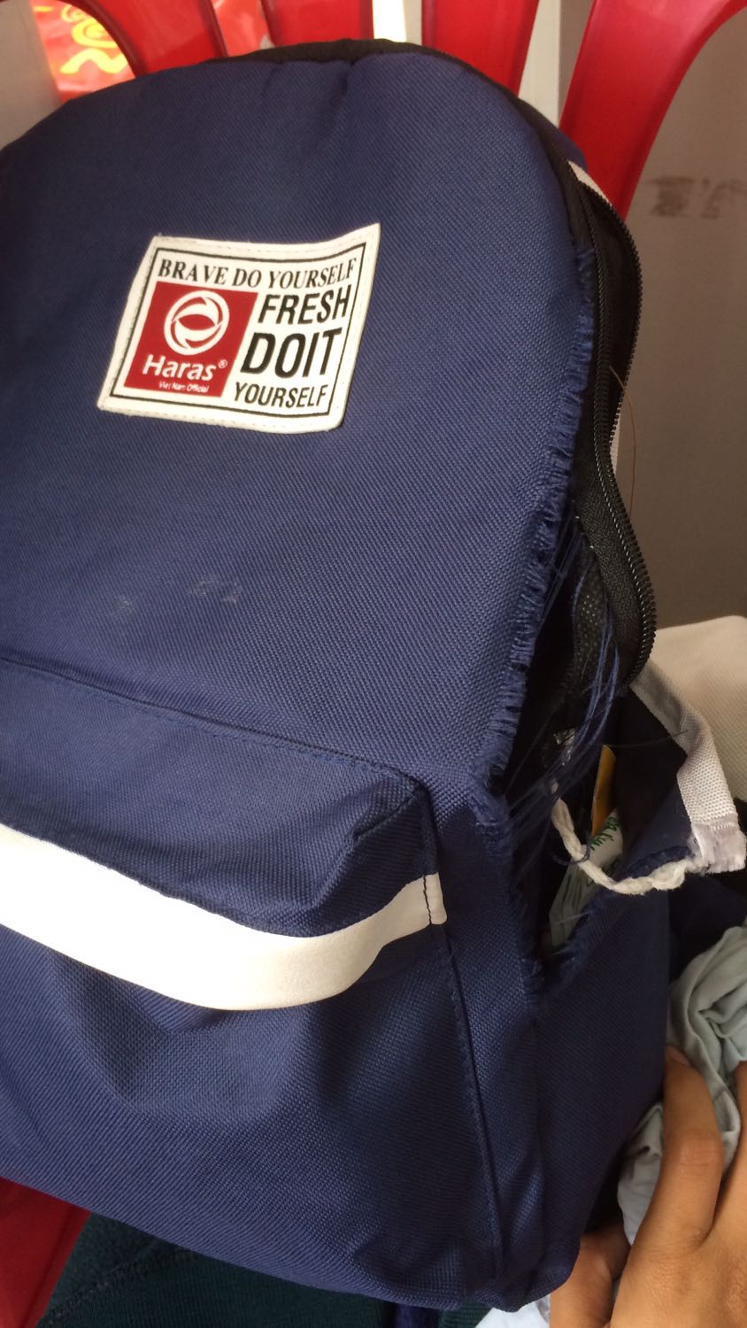 Mình nhờ ng nhà nhận hàng giúp nên k kiểm tra, lúc kiểm tra thì quai đeo chưa xài đã bị rách thành ra vừa xài đc 2 tuần là quai đeo chuẩn bị rách toàn bộ. Túi nhỏ bên hông vừa đụng vào là toét ra, mặt trước ba lô bị rách loang lổ sau gần 1 tháng sử dụng mặc dù mặt trc mình k đựng bất kỳ thứ gì. Lần này nhận hàng rất thất vọng nhưng nghĩ lại thì tiền nào của nấy thôi tuy nhiên, nên để đúng giá để ng mua k bị lầm tưởng, mua ngay đợt tiki giảm giá nên cứ nghĩ mua được đồ tốt giảm giá. =.="