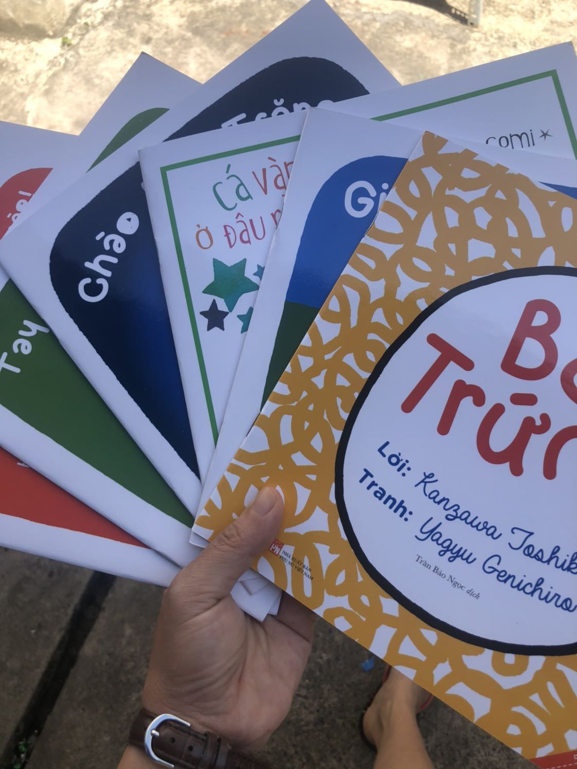 Truyện đẹp lắm ạ. Truyện được in trên giấy khá dày chứ k mỏng như những bộ truyện khác. Màu sắc tươi sáng, bé rất thích. Tiki giao hàng nhanh như 1 cơn gió luôn