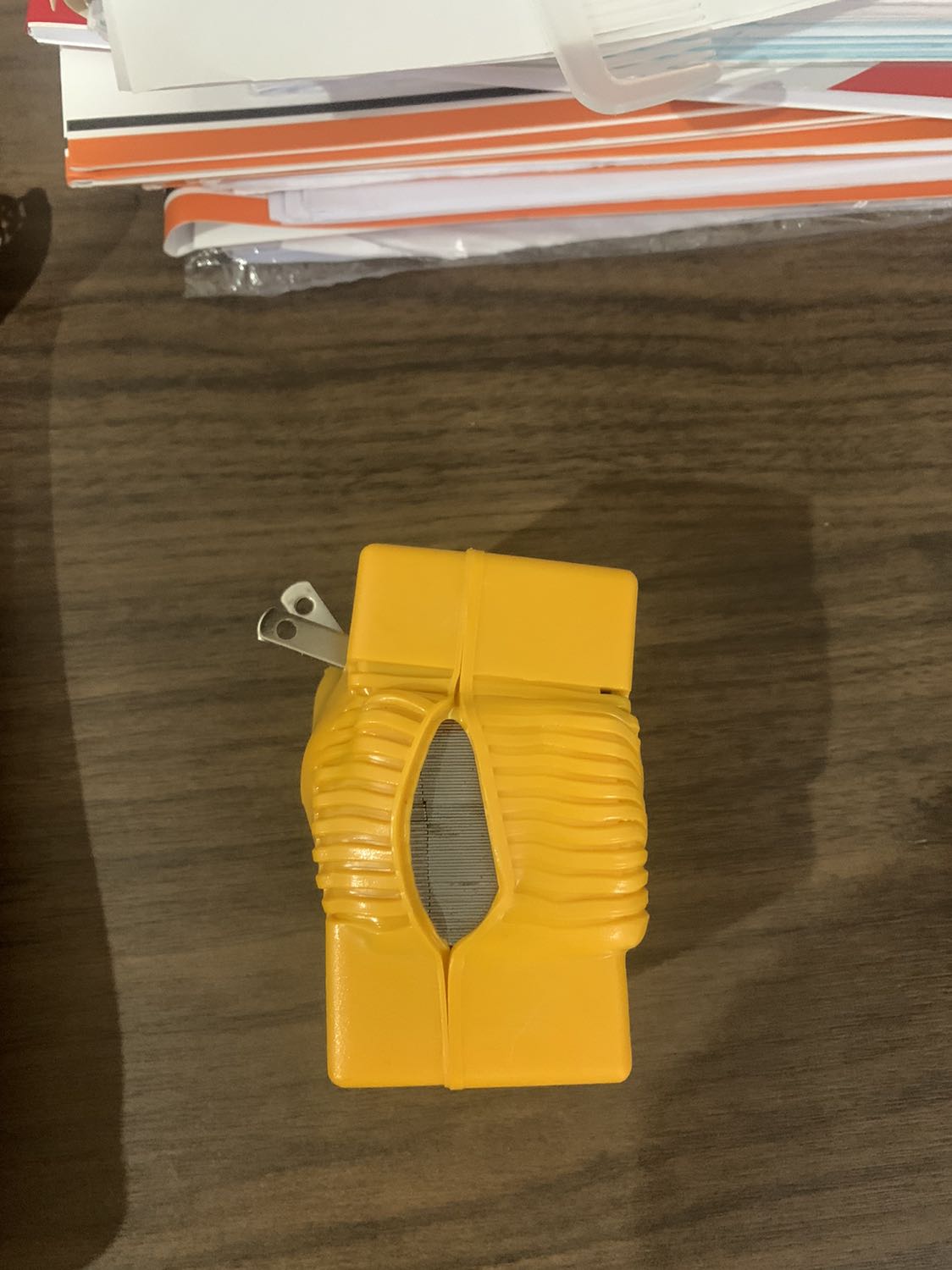 Sản phẩm lúc cắm vào ổ điện thì phát ra tiếng nổ lớn, làm nhảy CB điện trong nhà. Bộ đổi nguồn mới mua bị biến dạng. May mắn là không ảnh hưởng đến tính mạng người trong nhà. Đề nghị TKi làm việc với nhà cung cấp để hoàn tiền và đền bù thiệt hại cho tôi.