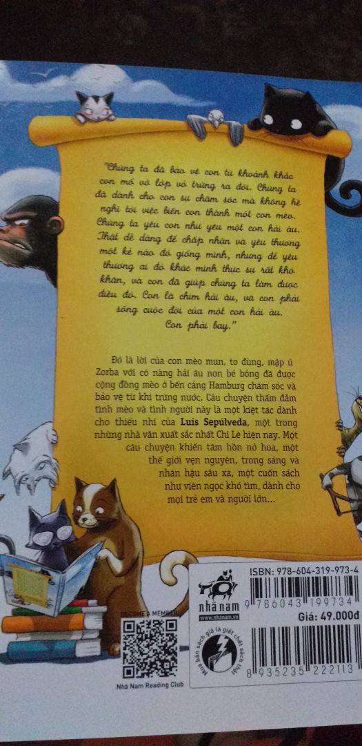 Sách hay và ý nghĩa, câu cx hay về một chú mèo nuôi dạy một con hải âu. Hành trình làm mẹ đầy gian nan của mèo mẹ, nuôi hải âu từ một quả trứng và thành một chú hải âu xinh xắn. Mèo mẹ tìm mọi cách tập bay cho đứa con của mình nhưng không làm sao tập bây đc, bởi vì nó chỉ là một con mèo làm sao dạy bay đc cho hải âu. Vì vậy nó đã đưa ra một quyết định cấm kị mà loài mèo không bao giờ đc làm. Đó là cất tiếng nói của loài người, để nhờ sự giúp đỡ từ loài người. Tình cảm của người mẹ thiêng dành hết cho con mình, rồi cuối cùng hải âu cũng  bay lên đc không phụ lòng của ng làm mẹ.