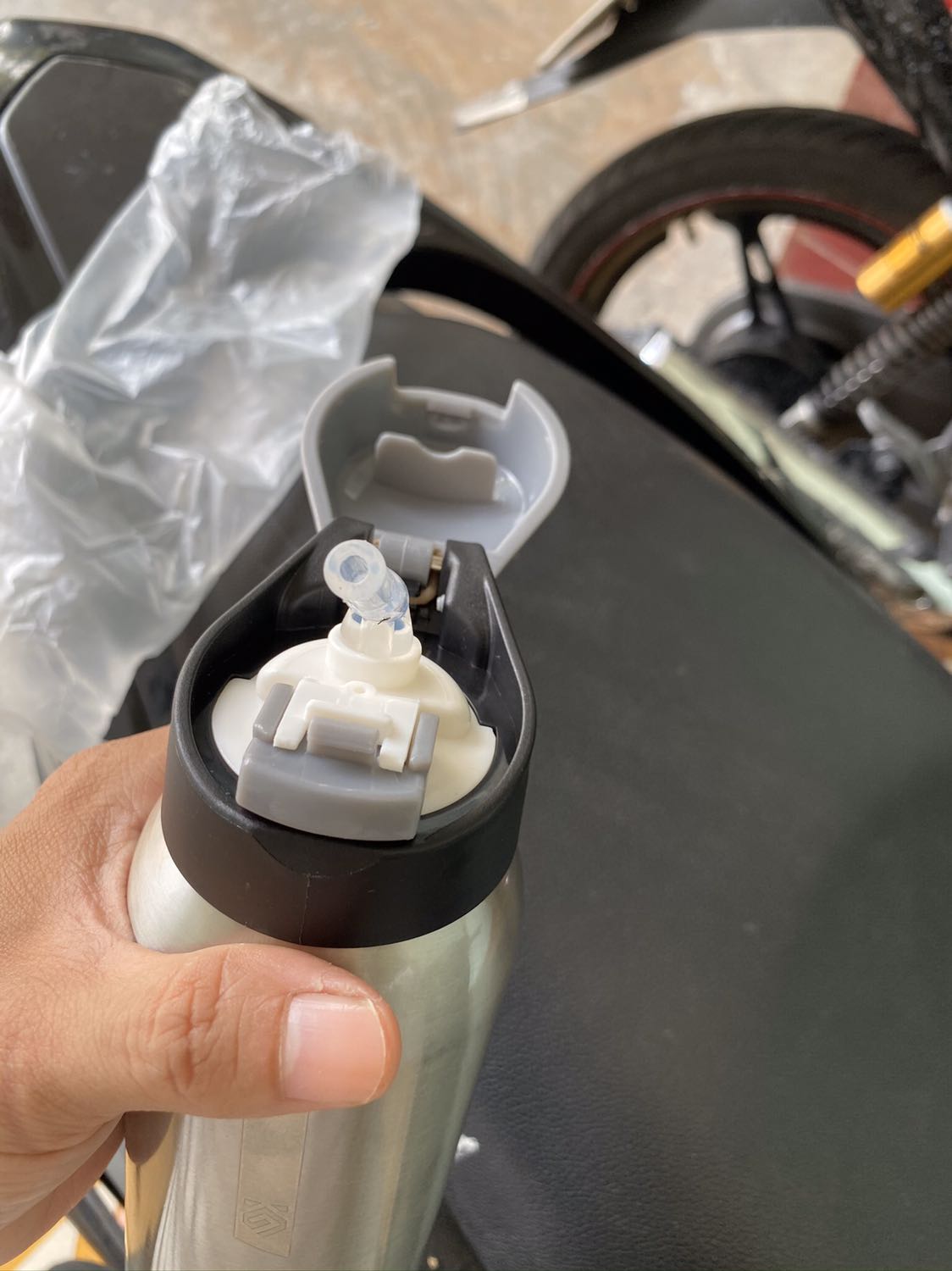 Hàng đẹp, tiếc là ko có kèm theo gá đỡ bình riêng nhưng rất hài lòng về sp này. Bình mới nên có mùi hôi xí do hạt hút ẩm bên trong thì phải, phải sục rửa bình nước ấm theo hướng dẫn là hết, có kèm thêm dây đeo khi cần thiết, nói chung giá cả tốt và an toàn hơn bình nhựa, đỡ hôi và tanh hơn