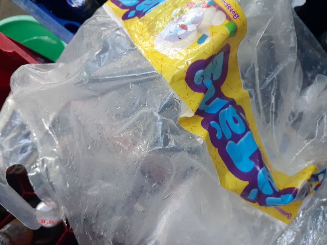 đóng gói hàng sao mà nhận hàng ướt mem, mình cắt bịch ni lông ra để xem bên trong có ướt ko thì ra là toàn bộ 4 bịch khăn ướt đều bị ướt, có mùi nữa