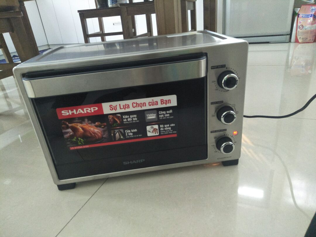 Giao hàng nhanh trong chưa đầy 24h dù mình ở hải dương .Lò đẹp ,khi mình nướng xog pizza thì lò tỏa nhiệt nhiều trên nắp thùng nướng .Mua lò này tiện ích thật,nhà mình  thi nhau đổi món