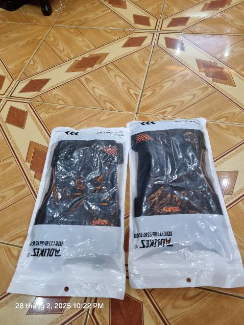 Hàng đẹp, chắc chắn, đường khâu sắc nét. Mang vào chân hơi khó